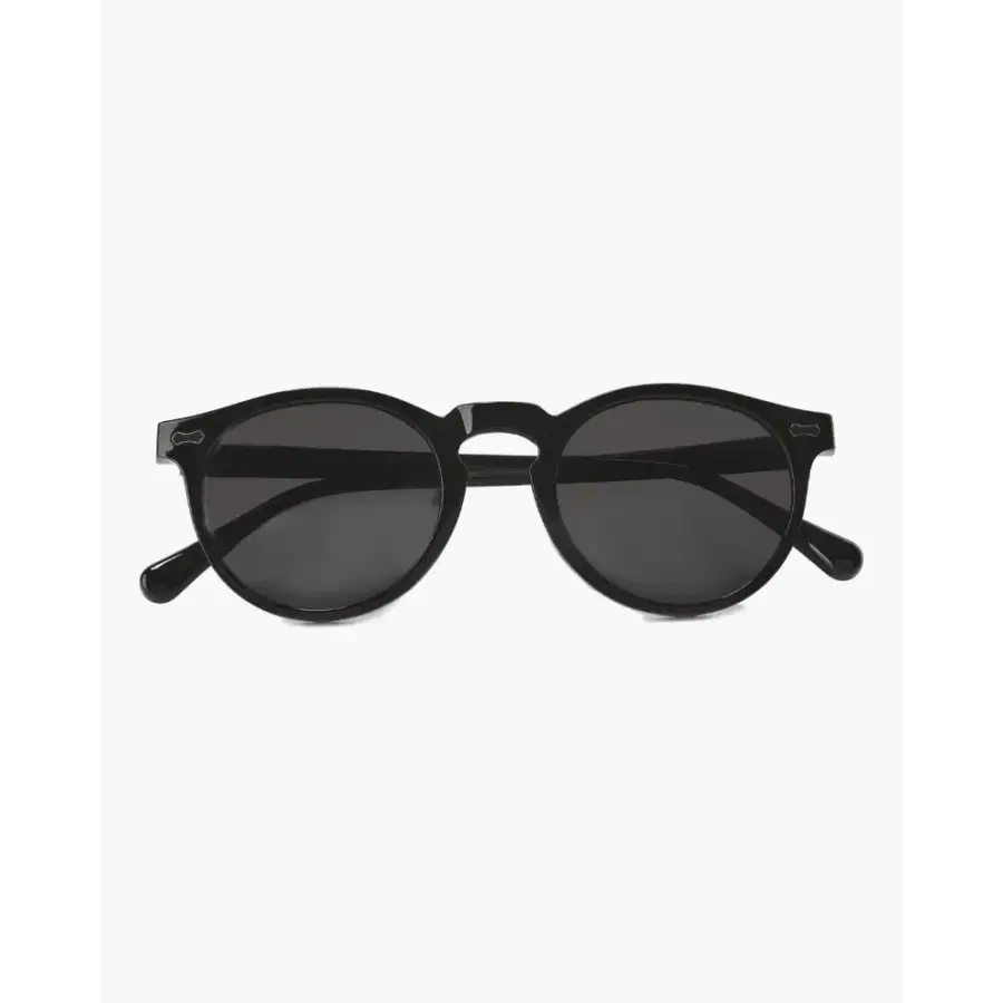 Old money polarized UV sunglasses in black colorway, three-quarter view