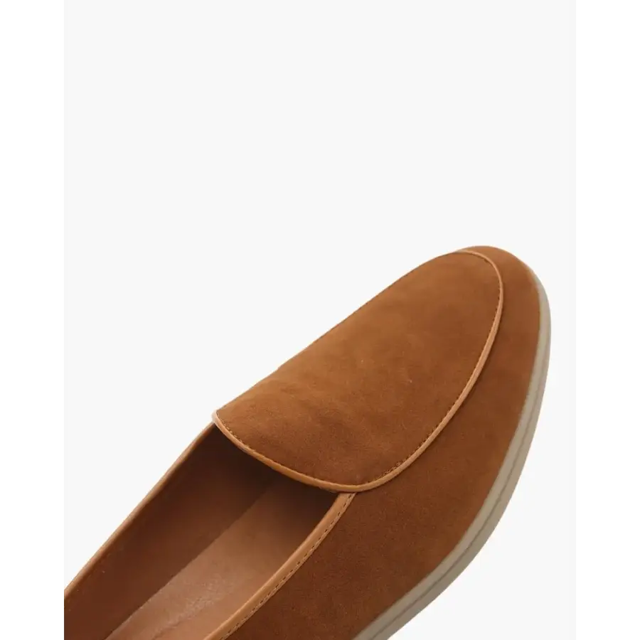 Signature leather loafer in neutral tone, quarter view